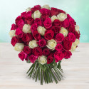 Красные, белые и розовые свежие розы связанные в красивый букет